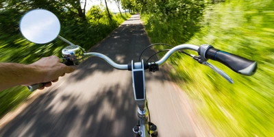 Radfahrer fährt mit hoher Geschwindigkeit mit einem Rad mit Fahrradspiegel