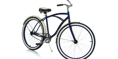 Ein Cruiser-Fahrrad auf weißem Hintergrund, der mithilfe eines Seitenständers abgestellt ist