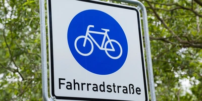 Fahrradstraße – das solltest du wissen Blaues Verkehrszeichen mit einem Fahrradsymbol und der Aufschrift "Fahrradstraße".