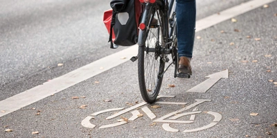 Nahaufnahme einer Fahrradtasche an einem Fahrrad