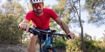 Ein Mann fährt konzentriert Fahrrad