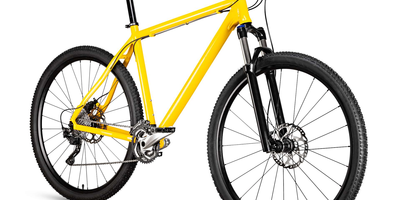 Knallgelbes Mountainbike auf weißem Hintergrund