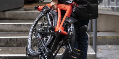 Eine Person trägt ein Klapprad