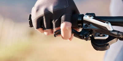 Handbremse an Fahrrad wird gezogen