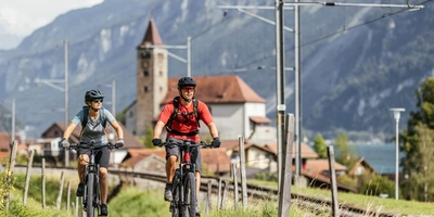 zwei Radfahrer fahren Fahrrad in den Bergen
