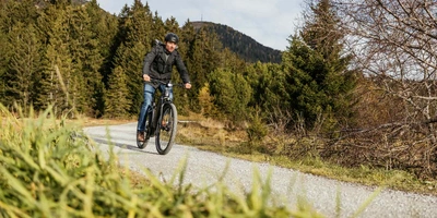 Überzeugende Komponenten und wartungsarmes Konzept Ein Radfahrer fährt durch die Landschaft