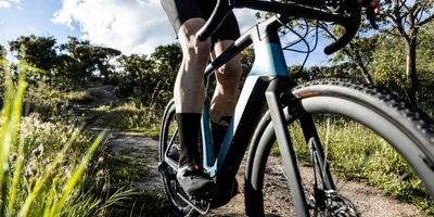 Person fährt auf einem Gravel E-Bike