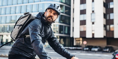 Allrounder vereinen viele Vorteile Mann fährt auf Fahrrad durch die Stadt