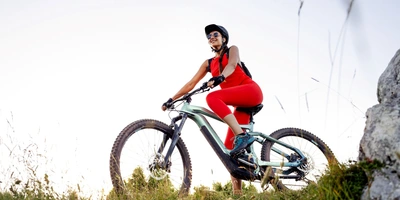 Frau auf E-Mountainbike