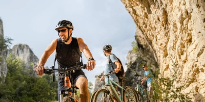200 elektrisierte Kilometer Fahrradfahrer mit E-Mountainbikes in den Bergen auf Tour