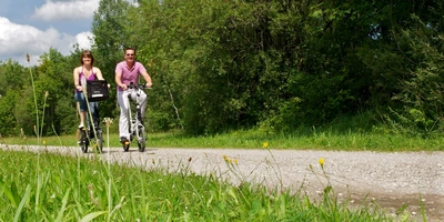 Mit der guten Reichweite des Honbikes, lassen sich schöne Ausflüge machen Zwei Personen fahren in der Natur Fahrrad