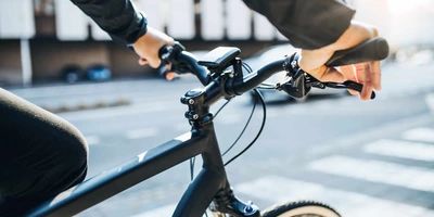 Das Hyundai E-Bike: Perfekt für Fahrten in der City Closeup eines E-Bike-Lenkers