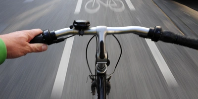 Radfahrer fährt auf Fahrradweg