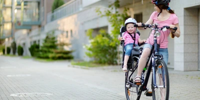 Kind auf dem Fahrrad mitnehmen Kind auf dem Fahrrad mitnehmen