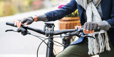 Verzichte als kleine Person nicht auf eine Probefahrt Frau fährt auf E-Bike