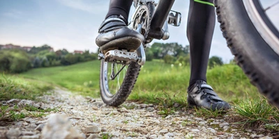 Die Vor-und Nachteile von Plattform- & Klickpedalen Nahaufnahme eines Fahrradpedals in der Natur