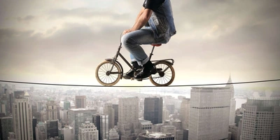 Eine Person fährt auf einem Kompaktfahrrad.