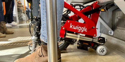 Kwiggle-Faltrad - passt unter Sitze in Bus und Bahn Das Kwiggle-Faltrad passt hervorragend unter die Bahnsitze
