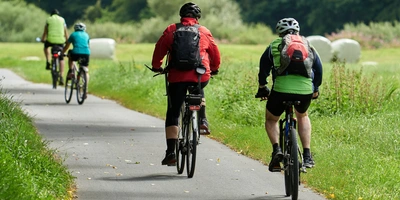 Radfahrer unterwegs auf dem Lahn-Radweg im sonnigen Spätsommer 