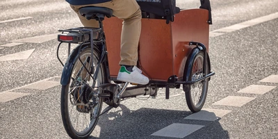 Eine Person fährt ein Lastenrad