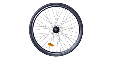 Tangentialspeichen/ gekreuzte Speichen Schwarzes Fahrradreifen mit Speichen und einer orangefarbenen Reflektorplatte.