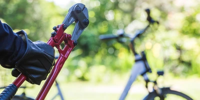 Bolzenschneider wird vor Fahrrad gehalten.