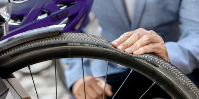 Pick-Up-Service von linexo linexo Kunde hat einen Platten und wartet auf den Pick-up-Service