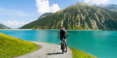 Fahrradfahrer fährt entlang der Alpen