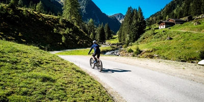 Ein Fahrradfahrer fährt durch die Berge