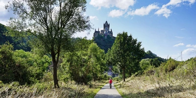 Moselradweg - alle Fakten auf einen Blick Person fährt auf dem Moselradweg Fahrrad