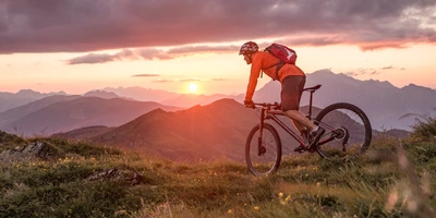 Mann fährt mit einem Mountainbike durchs Gelände