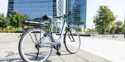 Moustache Bikes Erfahrungen E-Bike steht in der Stadt