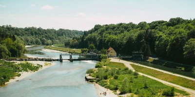 Aussicht über die Isar von der Großhesseloher Brücke im Sommer in München.