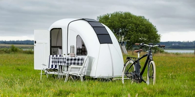 Ein "Wohnmobil" steht neben dem Fahrrad.