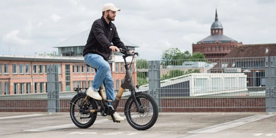 Mann fährt auf Parkhaus mit Bambus E-Bike.