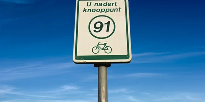 Fahrradtouren in den Niederlanden folgen einem einfachen Nummernsystem Schild mit Radwegnummer aus den Niederlanden