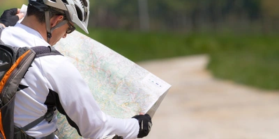 Radfahrer liest Landkarte