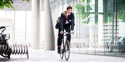 Eine Person fährt Fahrrad.