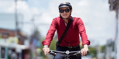 Ein Mann fährt mit dem Fahrrad zur Arbeit