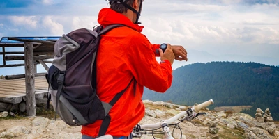 Ein Fahrradfahrer checkt sein GPS