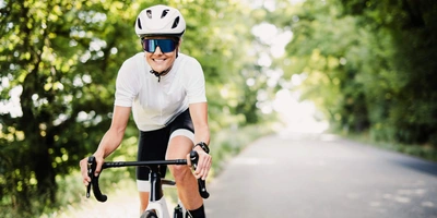 Eine Frau beim Rennradsport