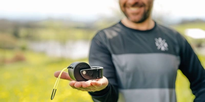 Innovativ, praktisch und kompakt – das PullMe Abschleppseil aus dem Allgäu. Mann hält Vorrichtung von PullMe in der Hand.