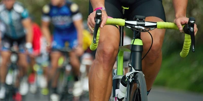 Termine, Rennen & Favoriten der Radsport EM Ein Radfahrer mit gelben Griffen fährt im Vordergrund, andere Fahrer im Hintergrund.