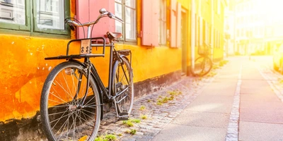 Ein Fahrrad angelehnt an einem gelben Haus