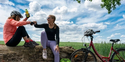 Zwei Personen machen Pause auf ihrer Radtour