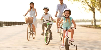 Eltern fahren mit ihren Kindern Fahrrad