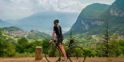 Radwege am Gardasee: Die schönsten Touren & Tipps Radfahrer schaut auf eine malerische Berglandschaft.