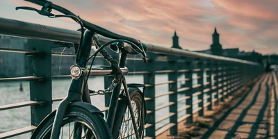 Angeschlossenes Fahrrad an Brücke