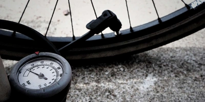 Der richtige Reifendruck am Fahrrad lässt sich mit einer Luftpumpe samt Manometer einstellen.
