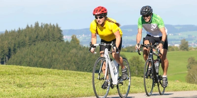Ein Paar fährt Rennrad